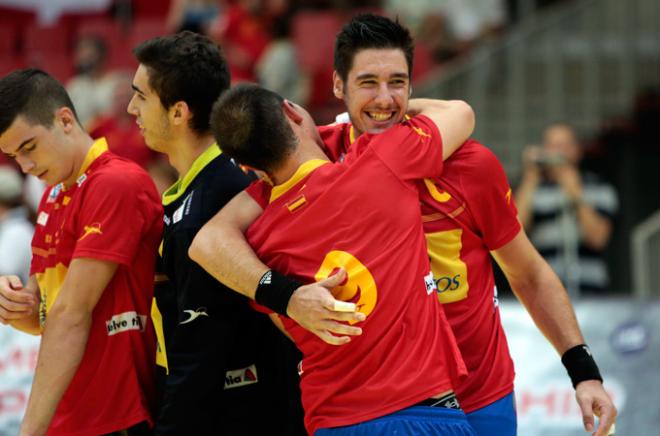 Los avilesinos Abel Serdio y Adrián Fernández celebran el bronce al término del partido. (FOTO: EHF Austria).