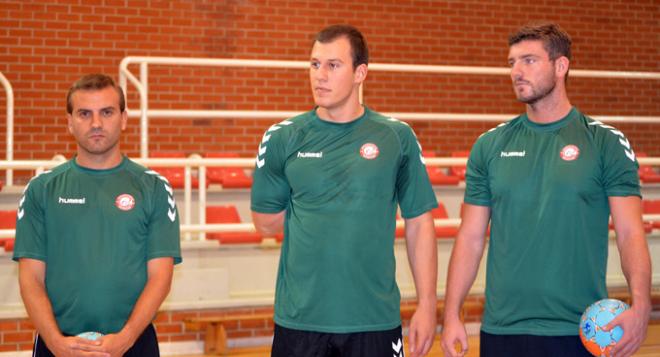 Pellitero, Golubovic y Pejcinovic, en el Complejo Deportivo Moreda-Natahoyo. (FOTO: ElDesmarque Asturias).