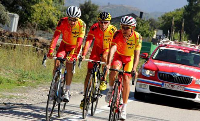 Dani Navarro, entrenando con Moreno y Purito. (FOTO: FEC).