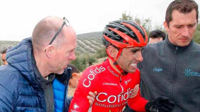 Dani Navarro, tras su caída en Andalucía. (FOTO: Rafa Gómez / Ciclismo a Fondo).