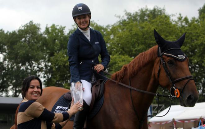 La británica, con el premio de la duodécima prueba. (FOTO: CSIO).