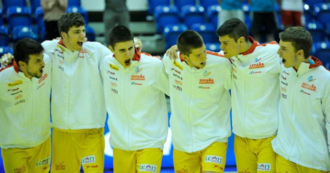 Los españoles, con Rubén Río entre ellos, celebran la victoria.