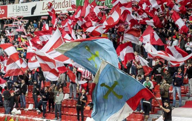 El Molinón, en un partido de la pasada temporada. (FOTO: Rodrigo Medina).