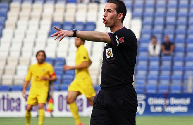 Pérez Pallas arbitrando un partido.