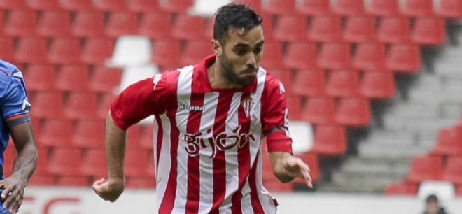 Juan Mera, en un partido en El Molinón. (FOTO: Rodrigo Medina).