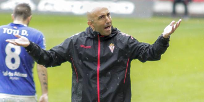 Abelardo, alentando a la grada de El Molinón. (FOTO: Rodrigo Medina)