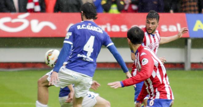 Momento del posible penalti en El Molinón. (FOTO: Rodrigo Medina).