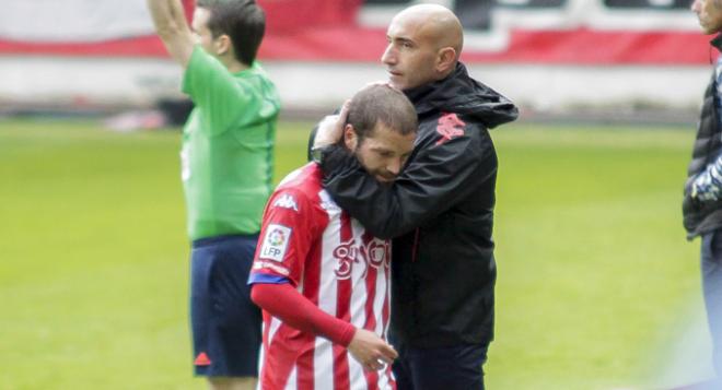 Luis Hernández es baja segura para el próximo encuentro.Abelardo consuela a Lora tras marcharse lesionado. (FOTO: Rodrigo Medina)