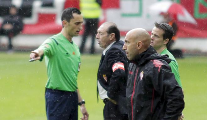 El colegiado ordenando retirar a los recogepelotas. (FOTO: Rodrigo Medina).