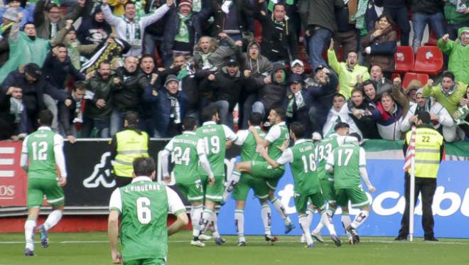 Los jugadores del Betis celebran uno de los goles en El Molinón.