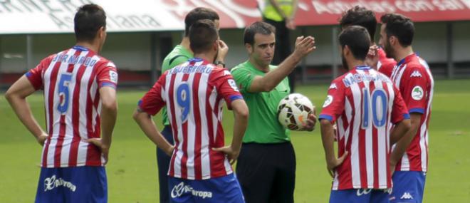 Varios jugadores del Sporting rodean a Ocón Arráiz en un partido de la temporada 14/15 (Foto: Rodrigo Medina)