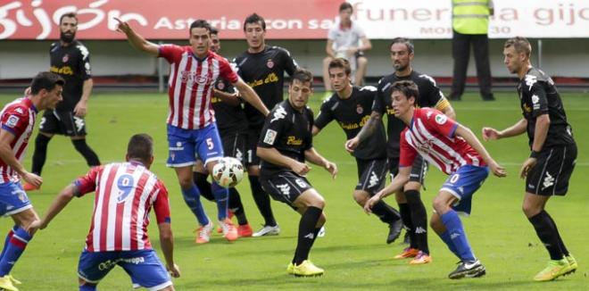 Los rojiblancos, en una jugada a balón parado frente al Girona. (FOTO: Rodrigo Medina).