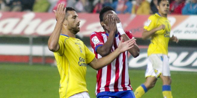 Ndi se lamenta durante el encuentro ante Las Palmas. (FOTO: Rodrigo Medina).