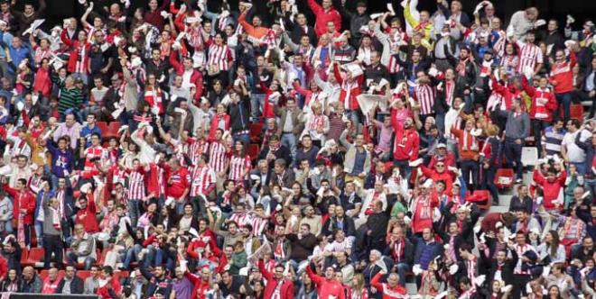 Pañolada en las gradas de El Molinón en octubre de 2014.