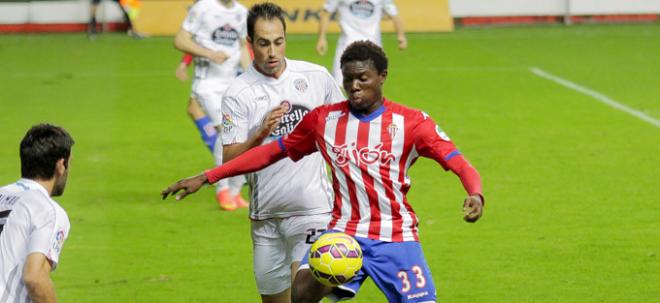 El camerunés en un choque liguero con el Sporting (Foto: Rodrigo Medina).