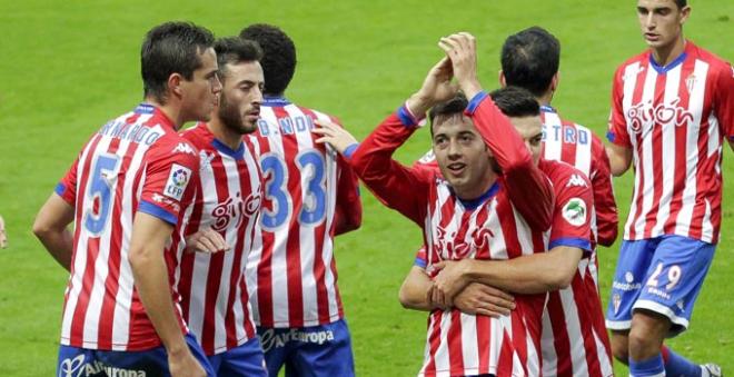 Jony, rodeado de sus compañeros, celebra el gol del empate. (FOTO: Rodrigo Medina).