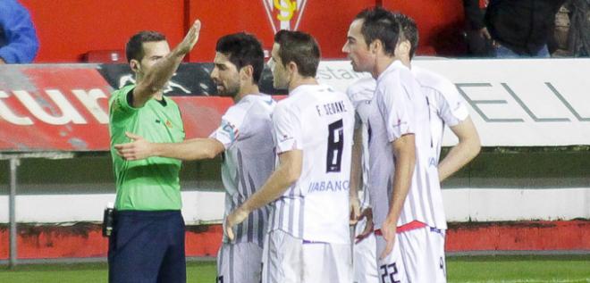 Varios jugadores del Lugo, en El Molinón. (FOTO: Rodrigo Medina)