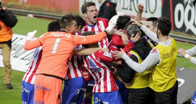 Los jugadores del Sporting, celebran un gol. (FOTO: Rodrigo Medina).