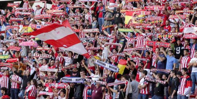 El Molinón, a punto de vivir una nueva tarde de fútbol. (FOTO: Rodrigo Medina).