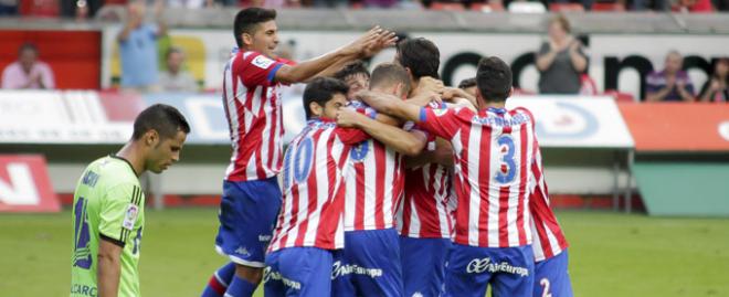 Los jugadores del Sporting, celebrando un gol. (FOTO: Rodrigo Medina).