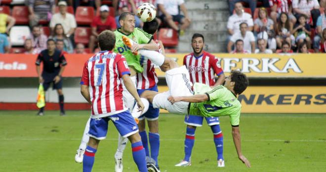 Una acción del encuentro entre el Sporting y la Ponferradina. (FOTO: Rodrigo Medina).