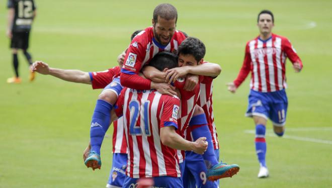 Los jugadores del Sporting de Gijón celebran un gol. (FOTO: Rodrigo Medina).