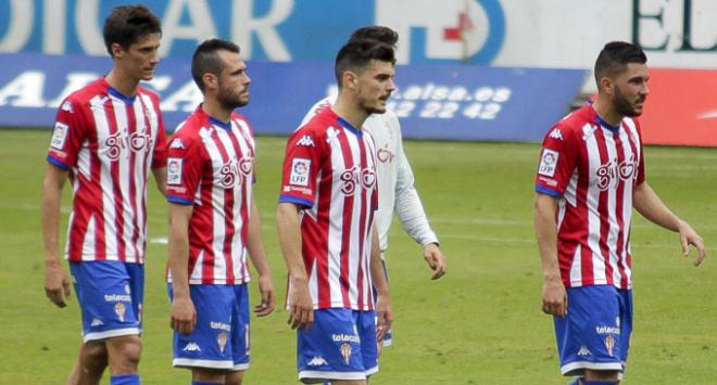 Los jugadores, cabizbajos, al conocer el triunfo del Girona. (FOTO: Rodrigo Medina).