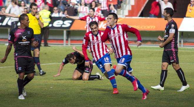 Isma López abrió el marcardor en El Molinón. (FOTO: Rodrigo Medina)