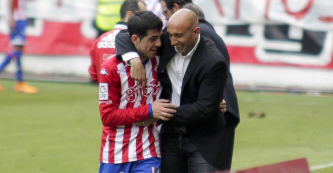 Abelardo, felicitando a Castro tras su cambio. (FOTO: Rodrigo Medina).