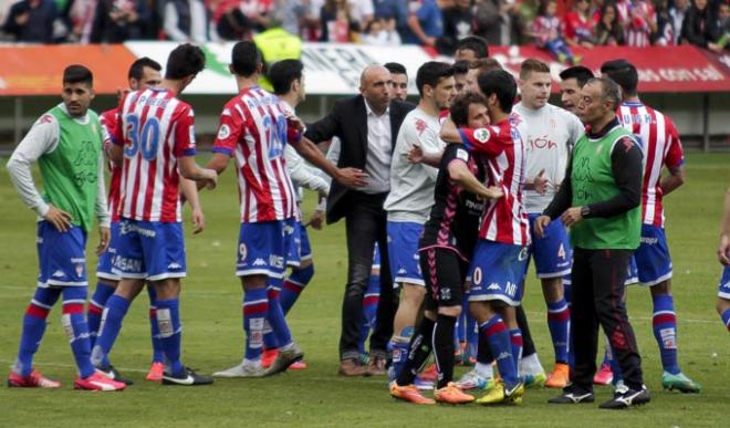 Los jugadores rojiblancos tras un partido en El Molinón. (FOTO: Rodrigo Medina).