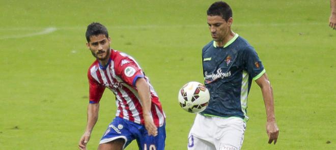 El futbolista rojiblanco, en un choque liguero. (FOTO: Rodrigo Medina).