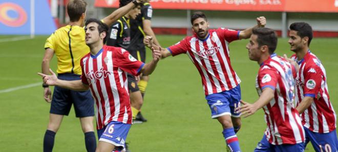 Carlos Castro celebra uno de los tantos en la última victoria del Sporting sobre el Real Zaragoza en El Molinón.