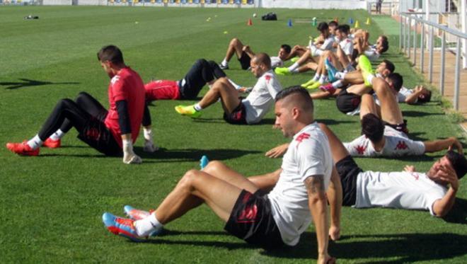 La plantilla, realizando estiramientos esta mañana. (FOTO: RSG).