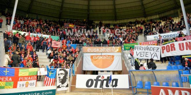 Los aficionados del Sporting, en Mendizorroza.