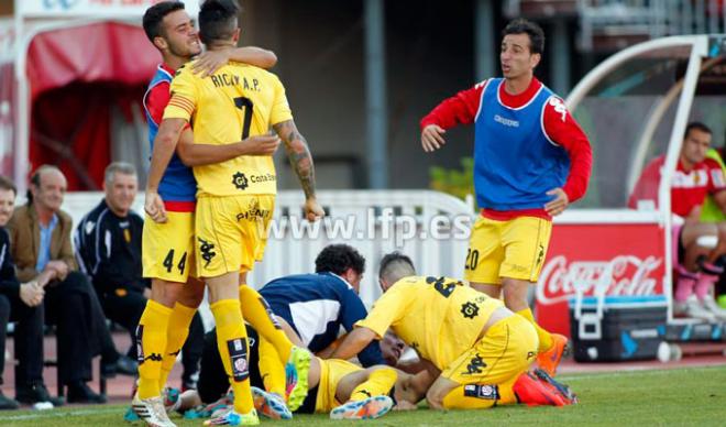 Varios jugadores del Girona, celebrando el gol.