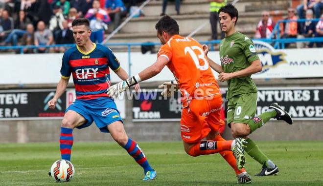 Rachid, en un partido en El Molinón. (FOTO: Rodrigo Medina).