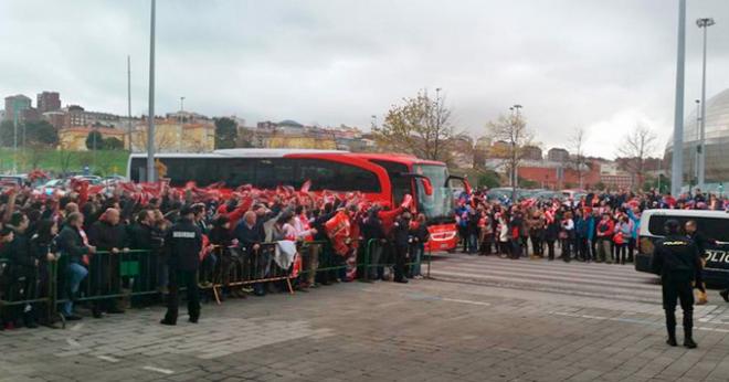 La afición rojiblanca recibió al equipo a su llegada a El Sardinero. (FOTO: @CarlosALlamas).