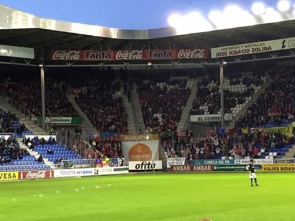 El Sporting no está solo en Vitoria en Mendizorroza.