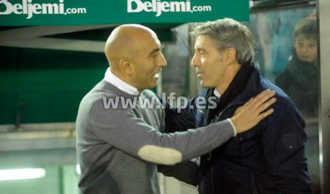 Abelardo y el también asturiano Paco Fernandez se saludan antes del partido.