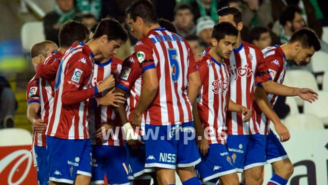 Los jugadores del Sporting celebran el gol de Pérez.