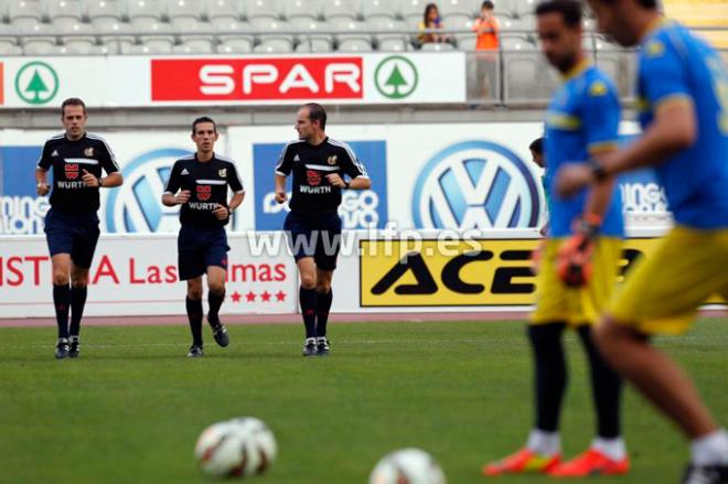 El árbitro y sus asistentes, instantes antes del partido.