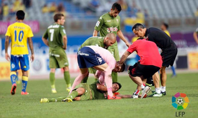 Sergio, durante el partido, se duele tras un golpe en su mandíbula.