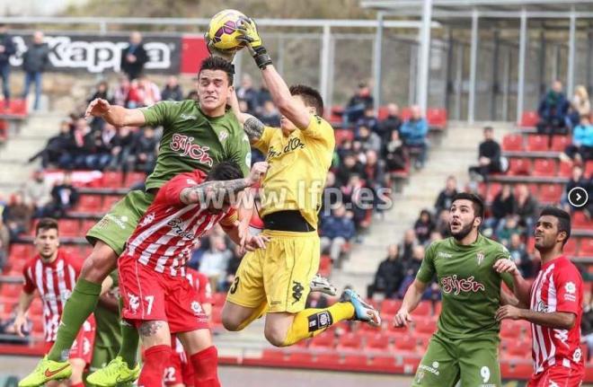 Bernardo intenta rematar ante Becerra.