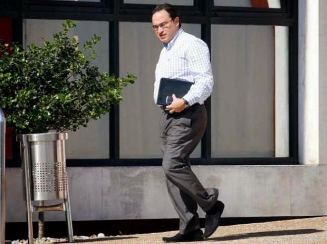 Fernández saliendo de las oficinas de Mareo.