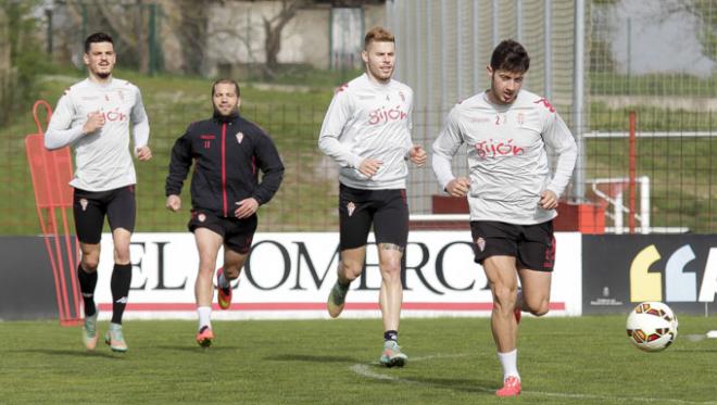 La plantilla, en una sesión de trabajo. (FOTO: Rodrigo Medina).