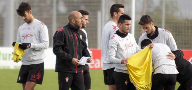 Parte de la plantilla del Sporting, en Mareo. (FOTO: Rodrigo Medina).