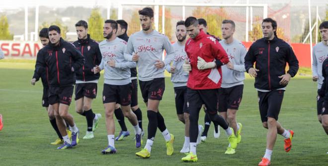 La plantilla del Sporting, entrenándose en Mareo. (FOTO: Rodrigo Medina).