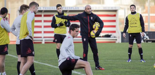 Abelardo y varios jugadores, en un entrenamiento. (FOTO: Rodrigo Medina).