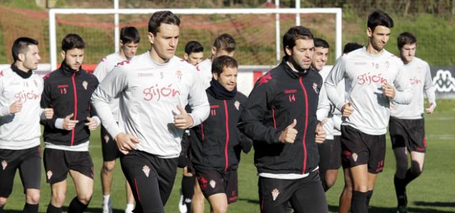 La plantilla del Sporting, entrenando en Mareo. (FOTO: Rodrigo Medina).