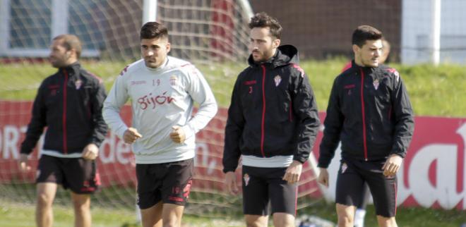 La plantilla, durante un entrenamiento. (FOTO: Rodrigo Medina).